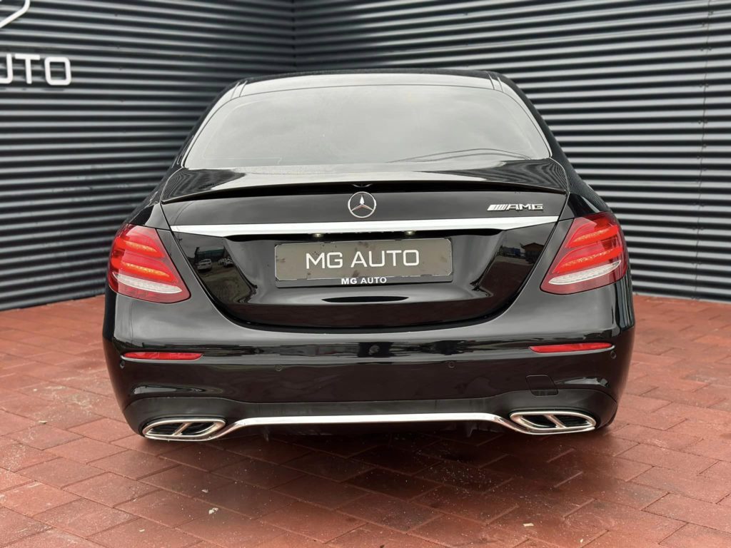 MERCEDES E220d - AMG LINE