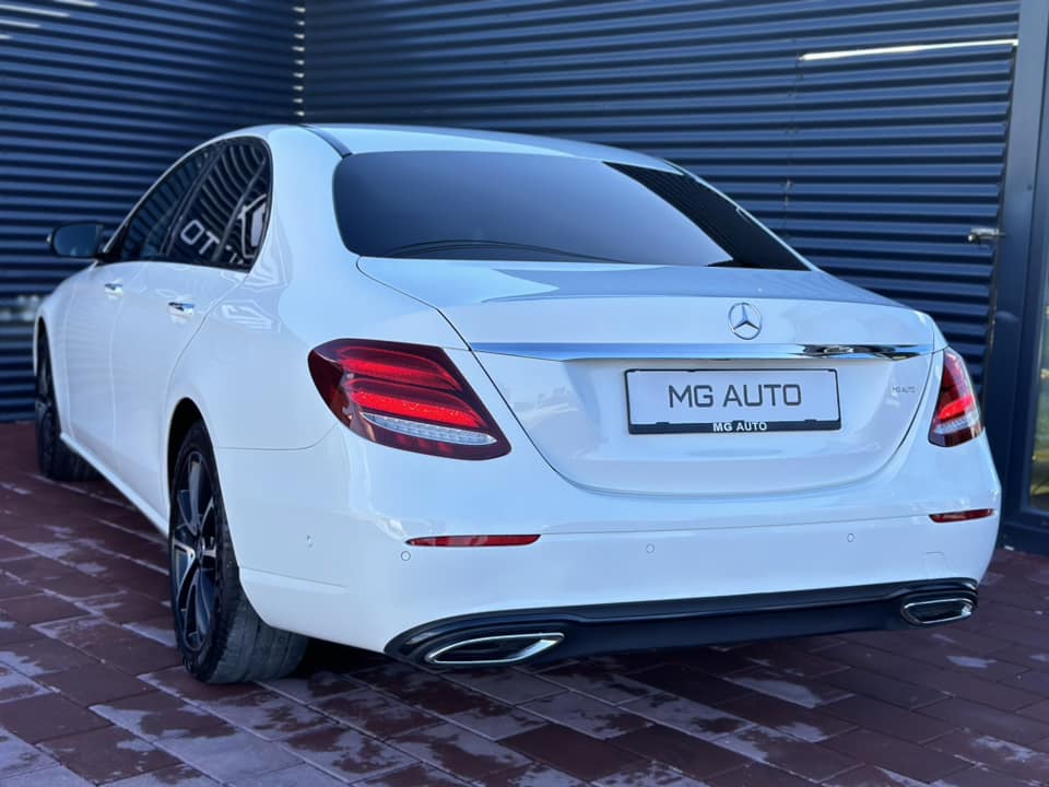 MERCEDES E220d - AVANTGARDE WHITE