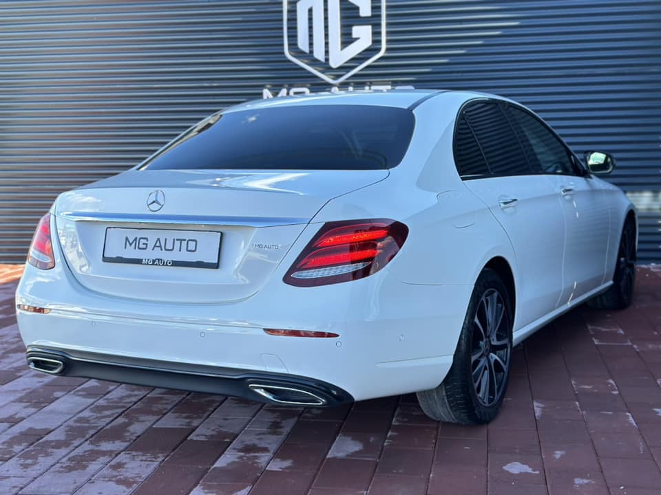 MERCEDES E220d - AVANTGARDE WHITE